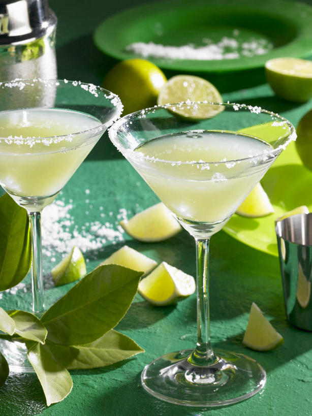 无人,竖图,俯视,室内,特写,白天,餐桌,桌子,杯子,水果,叶子,切开,阴影,朦胧,模糊,新鲜,反射,高脚杯,影子,生食,食品,果实,绿叶,玛格丽特,酒类,两杯,文化,玻璃制品,酒,食物,饮料,两个,酒杯,鸡尾酒,切,嫩叶,调酒,有机食品,绿色食品,餐台,创造,剖面,想象,切面,酸橙,鸡尾酒杯,代代,特其拉日出,特其拉日出鸡尾酒,叶,叶片,玻璃杯,橙子,橙,彩图,高角度拍摄,玛格丽特鸡尾酒