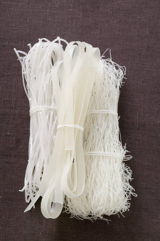 面食,面条,无人,竖图,俯视,室内,特写,白天,烹饪,中餐,餐桌,桌子,阴影,棕色背景,反射,影子,面,料理,食品,菜肴,美食,米粉,食物,白色,中式,摄影,佳肴,影棚,餐台,彩图,高角度拍摄,影棚拍摄,拍摄,桂林米粉,米面