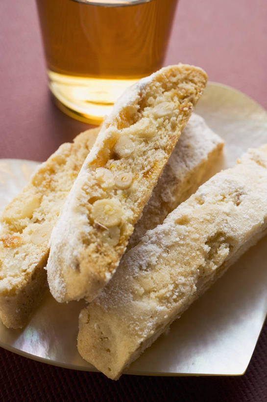 点心,红酒,葡萄酒,无人,竖图,俯视,室内,特写,白天,餐桌,桌子,杏仁,杯子,餐具,阴影,粉色背景,反射,碟子,盘,影子,食品,甜点,酒类,一杯,玻璃制品,酒,食物,糕点,饮料,两个,盘子,水杯,碟,饼干,甜食,零食,红葡萄酒,摄影,影棚,餐台,比斯考提,咖啡饼干,意式饼干,玻璃杯,杏子,杏梅仁,杏核仁,木落子,苦杏仁,彩图,高角度拍摄,影棚拍摄,拍摄