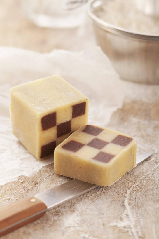 点心,无人,竖图,俯视,室内,特写,白天,餐桌,桌子,餐具,两块,一把,阴影,朦胧,模糊,反射,工具,影子,食品,刀具,食物,刀,饼干,零食,餐台,餐刀,彩图,高角度拍摄