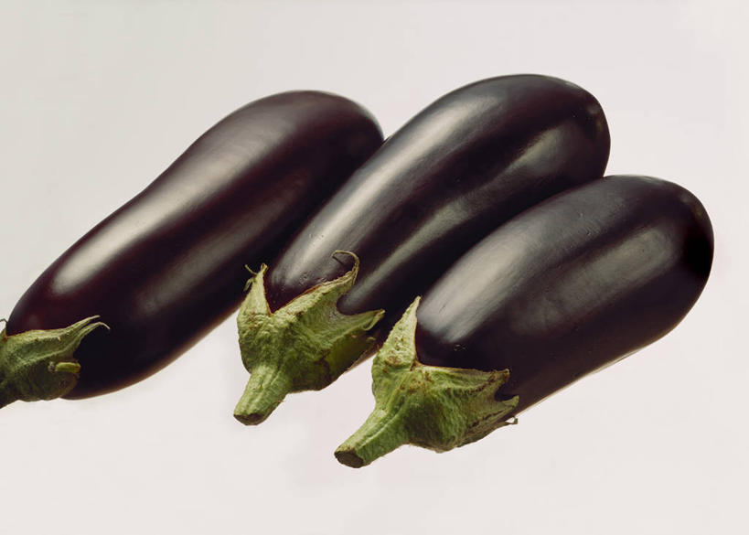 无人,横图,俯视,室内,特写,白天,白色背景,餐桌,桌子,茄子,蔬菜,一排,阴影,新鲜,整齐,反射,影子,食品,食物,排列,三个,紫色,摄影,有机食品,绿色食品,影棚,餐台,队列,紫茄子,落苏,酪酥,昆仑瓜,矮瓜,彩图,高角度拍摄,影棚拍摄,拍摄