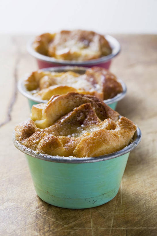 点心,面包,无人,竖图,俯视,室内,特写,白天,白色背景,餐桌,桌子,一排,阴影,朦胧,模糊,整齐,反射,布料,影子,陶瓷,食品,布丁,面点,甜点,甜品,陶瓷制品,布纹,桌布,食物,糕点,排列,三个,餐巾,容器,台布,碗,果冻,甜食,零食,面包布丁,摄影,影棚,餐台,储藏,储存,队列,啫喱,彩图,高角度拍摄,影棚拍摄,拍摄,贮存