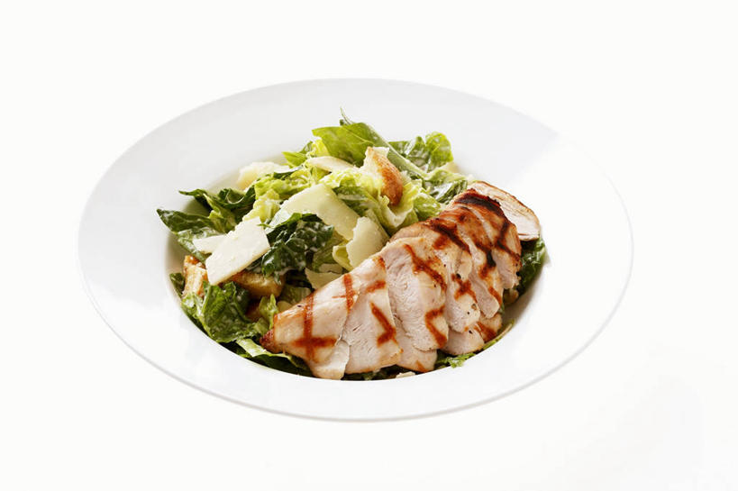 点心,面包,无人,横图,俯视,室内,特写,白天,白色背景,餐桌,桌子,蔬菜,一堆,许多,阴影,堆叠,堆积,新鲜,反射,影子,陶瓷,生菜,莴苣,鸡肉,肉,生食,沙拉,食品,面点,陶瓷制品,色拉,沙律,肉类,食物,糕点,一个,白色,容器,碗,摄影,有机食品,绿色食品,影棚,单个,餐台,色拉酱,储藏,堆,储存,千岛酱,肉食,春菜,鹅仔菜,莴仔菜,千金菜,叶用莴苣,彩图,高角度拍摄,影棚拍摄,拍摄,凯萨沙拉,贮存