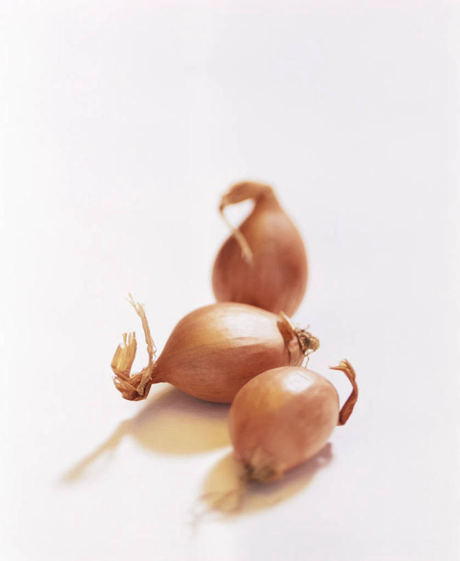 无人,竖图,俯视,室内,特写,白天,白色背景,餐桌,桌子,蔬菜,阴影,新鲜,反射,影子,葱,青葱,食品,食物,三个,摄影,有机食品,绿色食品,影棚,餐台,彩图,高角度拍摄,影棚拍摄,拍摄