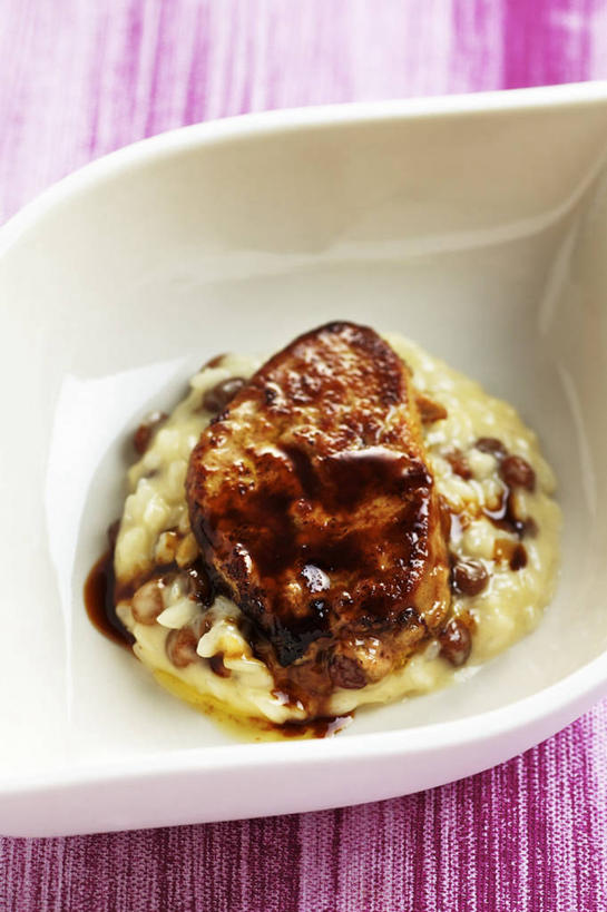 内脏,肝脏,无人,竖图,俯视,室内,特写,白天,烹饪,西餐,餐桌,桌子,一堆,许多,阴影,堆叠,堆积,反射,影子,陶瓷,谷类,谷物,料理,食品,陶瓷制品,米,大米,菜肴,美食,食物,一个,白色,容器,碗,西式,佳肴,单个,餐台,储藏,堆,储存,鹅肝,肝,彩图,高角度拍摄,鹅肥肝,法国菜,贮存