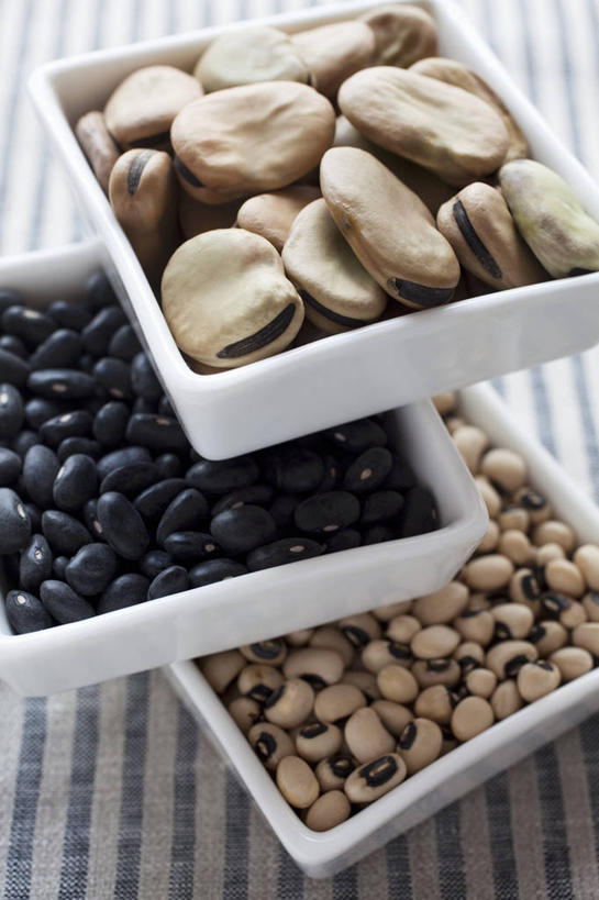 无人,竖图,俯视,室内,特写,白天,植物,餐桌,桌子,豆,蔬菜,一堆,许多,阴影,堆叠,堆积,新鲜,反射,影子,陶瓷,豆类,豆子,黑豆,食品,陶瓷制品,食物,三个,白色,黑色,容器,碗,有机食品,绿色食品,餐台,储藏,堆,储存,豆科,白豆,乌豆,乌大豆,眉豆,饭豇豆,饭豆,彩图,高角度拍摄,贮存