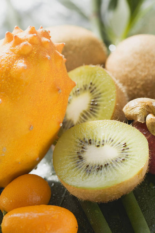 无人,竖图,俯视,室内,特写,白天,餐桌,桌子,猕猴桃,水果,一堆,许多,阴影,堆叠,堆积,新鲜,反射,影子,生食,食品,果实,刺角瓜,非洲角瓜,食物,有机食品,绿色食品,餐台,堆,横截面,剖面,非洲黄瓜,非洲角黄瓜,截面,截面图形,奇异果,猕猴梨,彩图,高角度拍摄