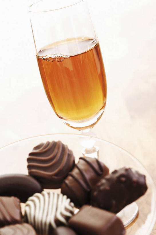 葡萄酒,无人,竖图,俯视,室内,特写,白天,白色背景,餐桌,桌子,杯子,一堆,许多,阴影,堆叠,堆积,反射,高脚杯,影子,食品,糖,糖果,甜点,甜品,红酒杯,酒类,一杯,玻璃制品,酒,食物,饮料,酒杯,甜食,巧克力,摄影,影棚,餐台,朱古力,堆,葡萄酒杯,加强葡萄酒,加强型葡萄酒,雪利酒,玻璃杯,彩图,高角度拍摄,影棚拍摄,拍摄