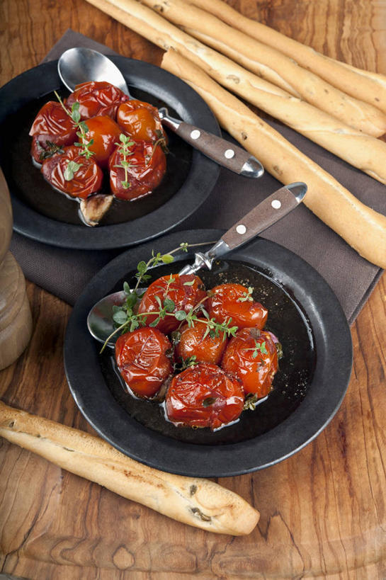 无人,竖图,俯视,室内,特写,白天,餐桌,桌子,蔬菜,西红柿,小番茄,餐具,阴影,新鲜,芳香,反射,木制,碟子,盘,影子,调味,香料,佐料,食品,食物,红色,盘子,木制品,碟,香草,有机食品,绿色食品,餐台,吉祥,百里香,麝香草,配料,如意,勇气,作料,勇敢,地椒,自尊,不屈,小西红柿,樱桃小番茄,珍珠小番茄,平安,樱桃番茄,圣女果,番茄,彩图,高角度拍摄,柠檬百里香