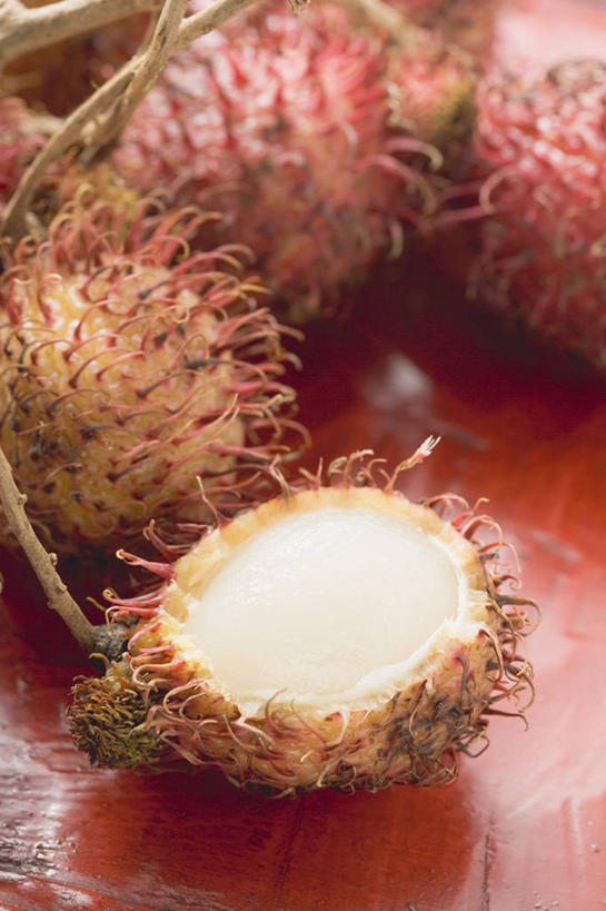 无人,竖图,俯视,室内,特写,白天,餐桌,桌子,水果,阴影,朦胧,模糊,新鲜,反射,影子,生食,食品,果实,食物,四个,有机食品,绿色食品,餐台,红毛丹,横截面,剖面,韶子,毛龙眼,毛荔枝,截面,截面图形,彩图,高角度拍摄