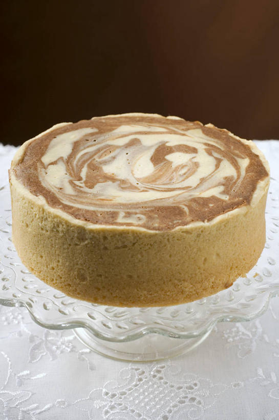 点心,无人,竖图,俯视,室内,特写,白天,下午茶,餐桌,桌子,餐具,阴影,棕色背景,反射,碟子,盘,影子,食品,芝士蛋糕,食物,糕点,盘子,碟,起司蛋糕,摄影,影棚,餐台,大理石蛋糕,彩图,高角度拍摄,影棚拍摄,拍摄,干酪蛋糕,大理石芝士蛋糕,蛋糕