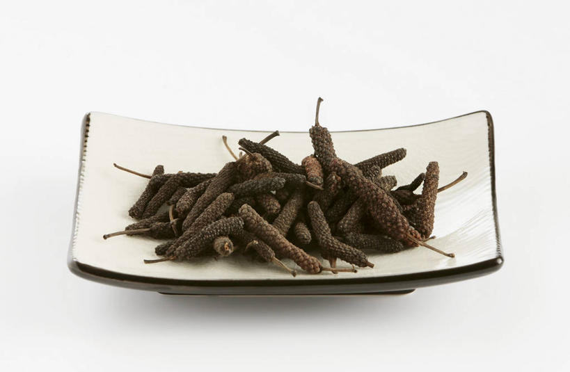 无人,横图,俯视,室内,特写,白天,白色背景,植物,桌面,桌子,餐具,一堆,许多,阴影,堆叠,堆积,反射,木制,碟子,盘,影子,草药,药草,很多,中药,一个,盘子,木制品,碟,摄影,影棚,单个,堆,药材,中草药,中药材,本草,荜拨,彩图,高角度拍摄,影棚拍摄,拍摄,荜茇,蛤蒌