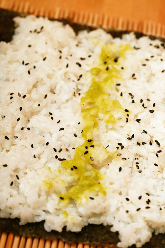 米饭,寿司,无人,竖图,俯视,室内,特写,白天,烹饪,桌面,桌子,阴影,竹制,反射,木制,影子,日本料理,料理,食品,饭,菜肴,美食,食物,一个,木制品,日式料理,日式,佳肴,单个,五谷,竹制品,醋饭,四喜饭,寿司帘,寿司席,寿司竹,寿司竹卷,寿司竹席,彩图,高角度拍摄