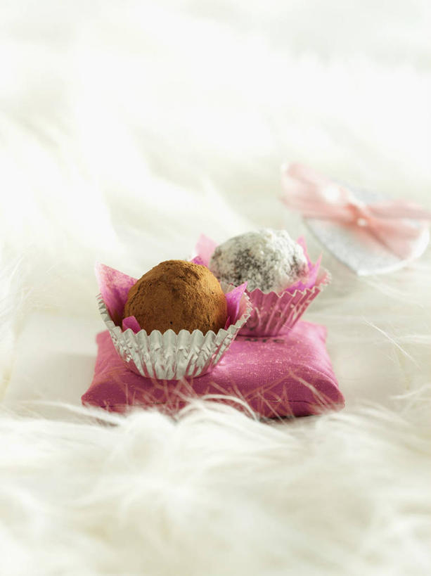 无人,竖图,俯视,室内,特写,白天,桌面,桌子,阴影,花纹,朦胧,模糊,反射,木制,布,图案,影子,食品,糖,糖果,甜点,甜品,松露巧克力,布纹,食物,两个,木制品,甜食,巧克力,朱古力,纸托,布匹,蛋糕托,蛋糕托纸,蛋糕纸托,彩图,高角度拍摄