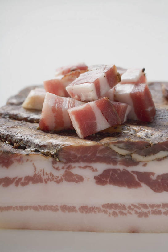 无人,竖图,俯视,室内,特写,白天,白色背景,桌面,桌子,切开,阴影,反射,纹路,木制,纹理,影子,肉,猪肉,肉类,木制品,切,摄影,影棚,五花肉,剖面,肉食,切面,豚肉,肌理,肋条肉,三层肉,彩图,高角度拍摄,影棚拍摄,拍摄