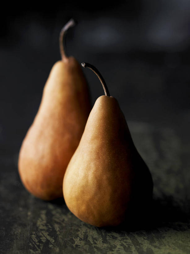 无人,竖图,俯视,室内,特写,白天,桌面,桌子,梨,水果,阴影,新鲜,反射,木制,影子,生食,食品,果实,食物,两个,木制品,香梨,有机食品,绿色食品,生梨,彩图,高角度拍摄