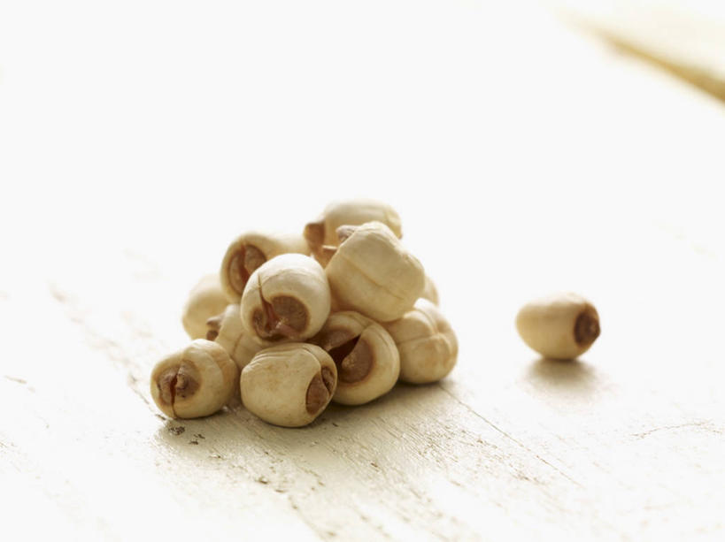 无人,横图,俯视,室内,特写,白天,白色背景,桌面,桌子,一排,阴影,整齐,反射,木制,影子,莲子,排列,木制品,摄影,影棚,堆,队列,莲米,莲肉,莲实,彩图,高角度拍摄,影棚拍摄,拍摄