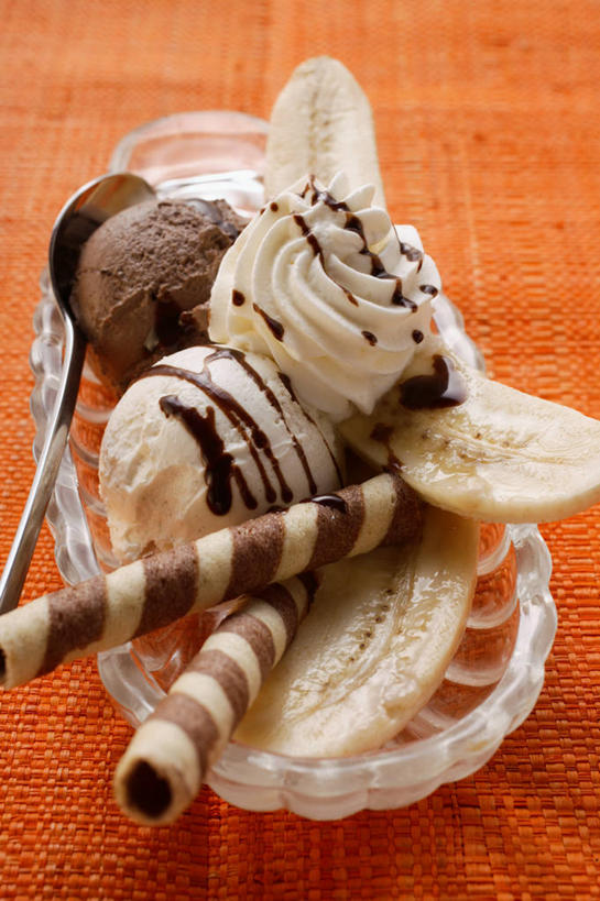 无人,竖图,俯视,室内,特写,白天,桌面,桌子,香蕉,水果,玻璃,金属制品,橙色背景,阴影,新鲜,反射,金属,木制,影子,勺子,生食,食品,冰激凌,果实,清凉,玻璃制品,食物,一个,木制品,容器,调羹,汤匙,碗,冷饮,舒服,冰淇淋,摄影,有机食品,绿色食品,影棚,单个,储藏,解暑,储存,解渴,雪糕,华夫饼,舒爽,窝夫,格子饼,华夫,格仔饼,压花蛋饼,冰糕,消暑,甘蕉,彩图,高角度拍摄,影棚拍摄,拍摄,香蕉船,贮存