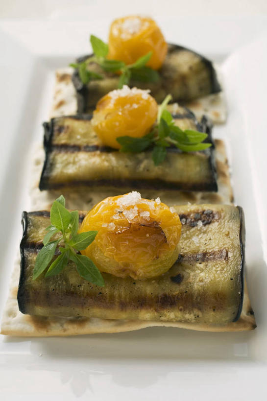 点心,面包,无人,竖图,俯视,室内,特写,白天,白色背景,桌面,桌子,茄子,蔬菜,西红柿,小番茄,餐具,一排,阴影,新鲜,整齐,反射,木制,碟子,盘,影子,食品,面点,食物,糕点,排列,一个,盘子,木制品,碟,饼干,零食,摄影,有机食品,绿色食品,影棚,单个,队列,小西红柿,樱桃小番茄,珍珠小番茄,樱桃番茄,圣女果,落苏,酪酥,昆仑瓜,番茄,矮瓜,彩图,高角度拍摄,影棚拍摄,拍摄,黑麦薄脆饼