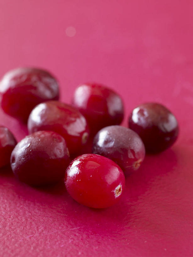 无人,竖图,俯视,室内,特写,白天,桌面,桌子,浆果,水果,阴影,红色背景,新鲜,反射,木制,影子,生食,食品,果实,食物,红色,木制品,摄影,有机食品,绿色食品,影棚,曼越桔,蔓越橘,小红莓,酸莓,彩图,高角度拍摄,影棚拍摄,拍摄