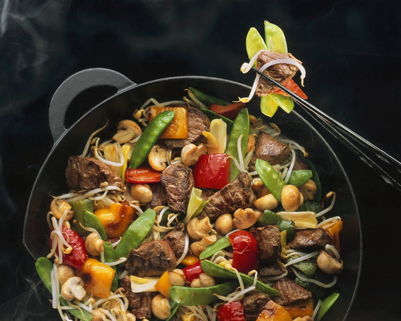 无人,横图,俯视,室内,特写,白天,烹饪,中餐,玉米,植物,筷子,桌面,桌子,辣椒,蔬菜,餐具,厨具,金属制品,一双,阴影,黑色背景,新鲜,反射,金属,木制,棒子,锅子,影子,豆类,豆子,玉蜀黍,豌豆,肉,牛肉,料理,食品,文化,传统,锅,荷兰豆,菜肴,美食,肉类,食物,一个,木制品,中式,摄影,佳肴,有机食品,绿色食品,影棚,单个,煎锅,锅具,礼节,苞米,苞芦,礼仪,雪豆,肉食,彩椒,烹饪用具,豆科,辣角,红海椒,大椒,辣虎,广椒,苞谷,寒豆,毕豆,麻累,国豆,小寒豆,麦豌豆,包谷,大蜀黍,番麦,薏米包,玉高粱,玉麦,珍珠米,进餐用具,烹调用具,甜椒,柿子椒,辣子,海椒,番椒,灯笼椒,烹调,彩图,高角度拍摄,影棚拍摄,拍摄,爆炒牛肉