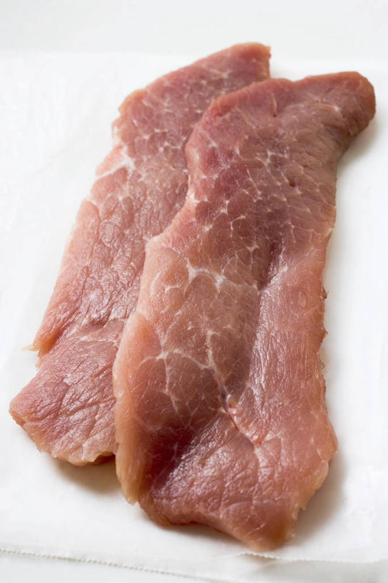 无人,竖图,俯视,室内,特写,白天,白色背景,餐桌,桌子,阴影,反射,影子,肉,猪排,猪肉,肉类,红色,摄影,影棚,餐台,肉食,豚肉,彩图,高角度拍摄,影棚拍摄,拍摄