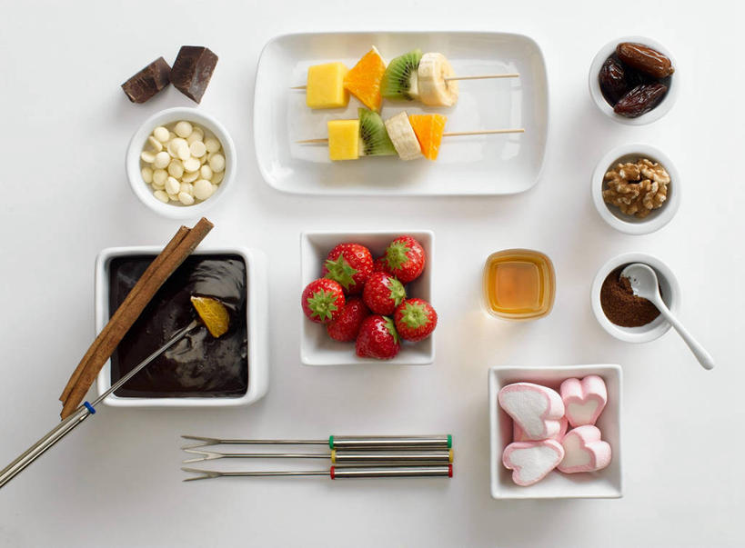 无人,横图,俯视,室内,特写,白天,白色背景,餐桌,桌子,草莓,浆果,蔬菜,餐具,一堆,许多,阴影,堆叠,堆积,新鲜,反射,碟子,盘,影子,食品,糖,糖果,甜点,甜品,软糖,棉花糖,火锅,食物,红色,白色,盘子,碟,甜食,巧克力,摄影,有机食品,绿色食品,影棚,餐台,朱古力,堆,取食签,奶酪火锅,洋莓,水果皇后,红莓,地莓,彩图,高角度拍摄,影棚拍摄,拍摄