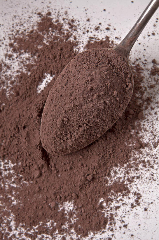 无人,竖图,俯视,室内,特写,白天,餐桌,桌子,一把,一堆,许多,阴影,堆叠,堆积,反射,粉末,影子,勺子,褐色,果实,种子,可可,调羹,汤匙,粉,摄影,影棚,餐台,堆,可可粉,可可豆,粉状,粉剂,可可子,彩图,高角度拍摄,影棚拍摄,拍摄