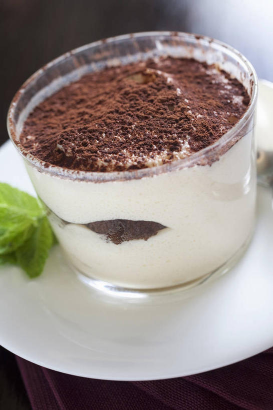 点心,无人,竖图,俯视,室内,特写,白天,下午茶,餐桌,桌子,餐具,叶子,玻璃,阴影,反射,碟子,盘,影子,食品,绿叶,一杯,提拉米苏,玻璃制品,食物,糕点,一个,盘子,容器,碟,碗,嫩叶,摄影,影棚,单个,餐台,储藏,储存,意大利蛋糕,叶,叶片,彩图,高角度拍摄,影棚拍摄,拍摄,贮存,蛋糕