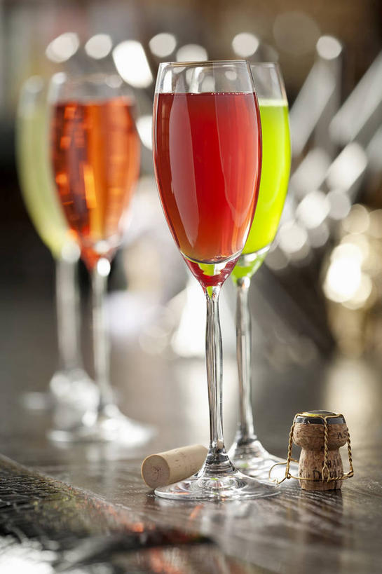 葡萄酒,无人,竖图,室内,特写,白天,正面,奢侈,快乐,餐桌,桌子,杯子,阴影,朦胧,模糊,反射,高脚杯,影子,四杯,浪漫,玻璃制品,酒,饮料,酒杯,香槟,四个,诱惑,摄影,影棚,餐台,香槟杯,气泡酒,起泡酒,汽酒,玻璃杯,彩图,影棚拍摄,高兴,欢笑,拍摄