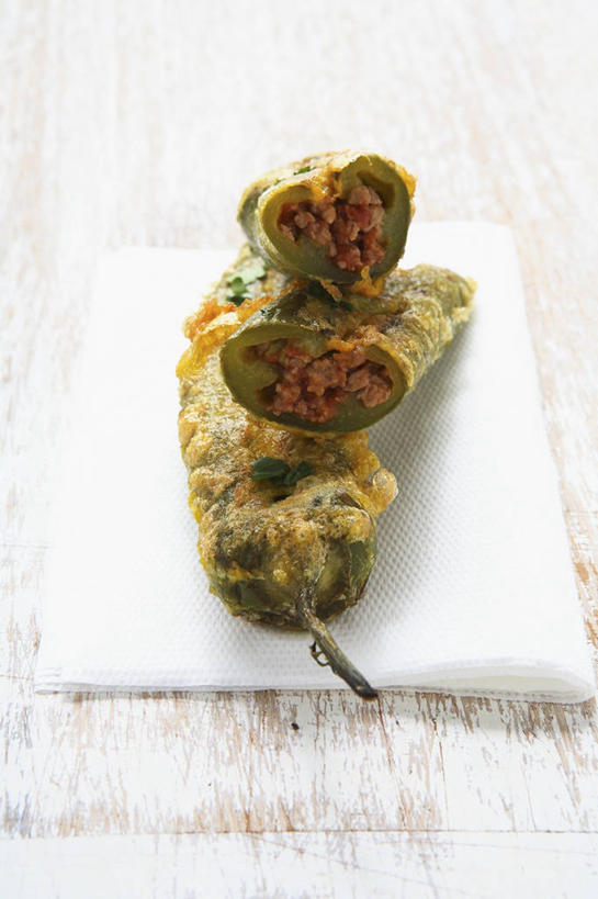 无人,竖图,俯视,室内,特写,白天,烹饪,西餐,植物,餐桌,桌子,辣椒,阴影,反射,影子,料理,食品,草药,药草,菜肴,美食,中药,食物,西式,摄影,佳肴,影棚,餐台,药材,中草药,彩椒,辣角,红海椒,大椒,辣虎,广椒,中药材,本草,荜拨,甜椒,柿子椒,辣子,海椒,番椒,灯笼椒,彩图,高角度拍摄,影棚拍摄,拍摄