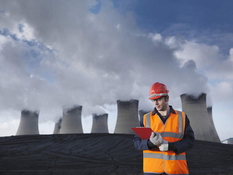西方人,一个人,站,笑,微笑,横图,室外,白天,正面,工作服,制服,帽子,欧洲,欧洲人,仅一个男性,仅一个人,握,阴影,环保,光线,头盔,影子,烟雾,云,云朵,拿,云彩,拿着,注视,仅一个年轻男性,红色,蓝色,白云,蓝天,天空,阳光,安全帽,手套,天,低头,观察,看,站着,橙色,发电厂,发电站,握着,排放,能源,晴朗,观看,污染,回收,资源,核电站,核能,察看,关注,记录板,利用,低碳,记事板,循环,冷却塔,防护手套,垂头,工作制服,持续,冷却,空气污染,核电厂,男人,男性,年轻男性,白种人,晴空,站立,半身,彩图,工作套服,安全服,反光背心,反光服,反光衣,质检员,凉水塔