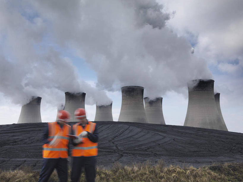 西方人,两个人,伙伴,朋友,站,笑,微笑,横图,室外,白天,正面,工作服,制服,友谊,合作,团队,帽子,欧洲,欧洲人,握,阴影,环保,光线,头盔,影子,烟雾,云,云朵,拿,云彩,拿着,注视,蓝色,白云,蓝天,天空,阳光,安全帽,天,观察,看,站着,橙色,发电厂,发电站,战略,握着,排放,能源,晴朗,观看,污染,回收,资源,核电站,核能,察看,关注,记录板,利用,低碳,记事板,循环,冷却塔,联合,合谋,工作制服,持续,冷却,空气污染,核电厂,配合,协作,男人,男性,年轻男性,白种人,晴空,站立,半身,彩图,工作套服,安全服,反光背心,反光服,反光衣,质检员,凉水塔