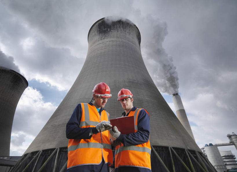 西方人,两个人,伙伴,朋友,站,笑,说,微笑,横图,室外,白天,仰视,工作服,制服,讨论,友谊,合作,团队,帽子,欧洲,欧洲人,握,阴影,环保,光线,头盔,影子,烟雾,云,云朵,拿,云彩,拿着,注视,蓝色,白云,蓝天,天空,阳光,安全帽,手套,天,观察,看,站着,橙色,发电厂,发电站,战略,握着,排放,能源,晴朗,观看,污染,回收,资源,核电站,核能,察看,关注,记录板,利用,低碳,记事板,循环,冷却塔,联合,合谋,防护手套,工作制服,持续,冷却,空气污染,核电厂,交流,配合,协作,男人,男性,年轻男性,白种人,晴空,沟通,讲话,交谈,商讨,说话,谈话,站立,半身,彩图,低角度拍摄,工作套服,安全服,反光背心,反光服,反光衣,质检员,凉水塔