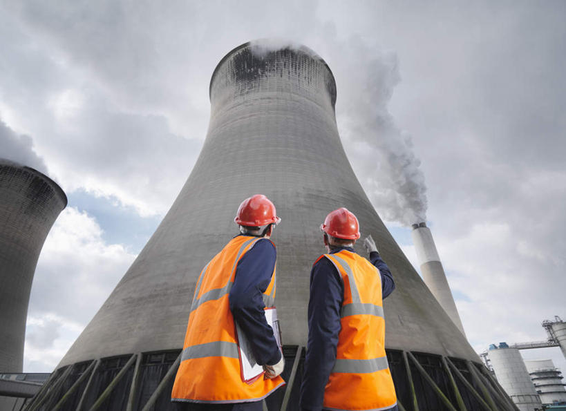 西方人,两个人,伙伴,朋友,站,横图,室外,白天,仰视,工作服,制服,友谊,合作,团队,帽子,欧洲,欧洲人,握,阴影,环保,光线,头盔,影子,烟雾,云,云朵,拿,云彩,拿着,注视,蓝色,白云,蓝天,天空,阳光,安全帽,手套,天,看,站着,橙色,发电厂,发电站,战略,握着,排放,能源,晴朗,污染,回收,资源,核电站,核能,关注,记录板,利用,低碳,记事板,循环,冷却塔,联合,合谋,防护手套,工作制服,持续,冷却,空气污染,核电厂,配合,协作,男人,男性,年轻男性,白种人,晴空,抬头,仰头,站立,半身,彩图,低角度拍摄,工作套服,安全服,反光背心,反光服,反光衣,质检员,凉水塔