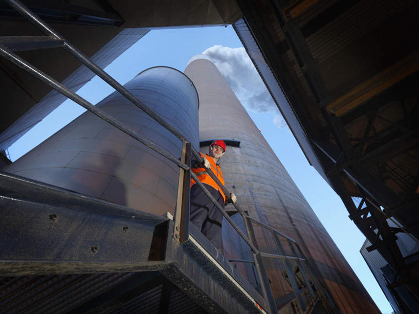 西方人,一个人,站,横图,室外,白天,仰视,工作服,制服,帽子,欧洲,欧洲人,仅一个男性,仅一个人,阴影,环保,光线,头盔,影子,烟雾,注视,仅一个年轻男性,蓝色,蓝天,天空,阳光,安全帽,天,观察,看,站着,橙色,发电厂,发电站,排放,能源,晴朗,观看,污染,回收,资源,核电站,核能,察看,关注,利用,低碳,循环,冷却塔,万里无云,工作制服,持续,冷却,空气污染,核电厂,男人,男性,年轻男性,白种人,晴空,晴空万里,站立,彩图,低角度拍摄,全身,工作套服,安全服,反光背心,反光服,反光衣,质检员,凉水塔