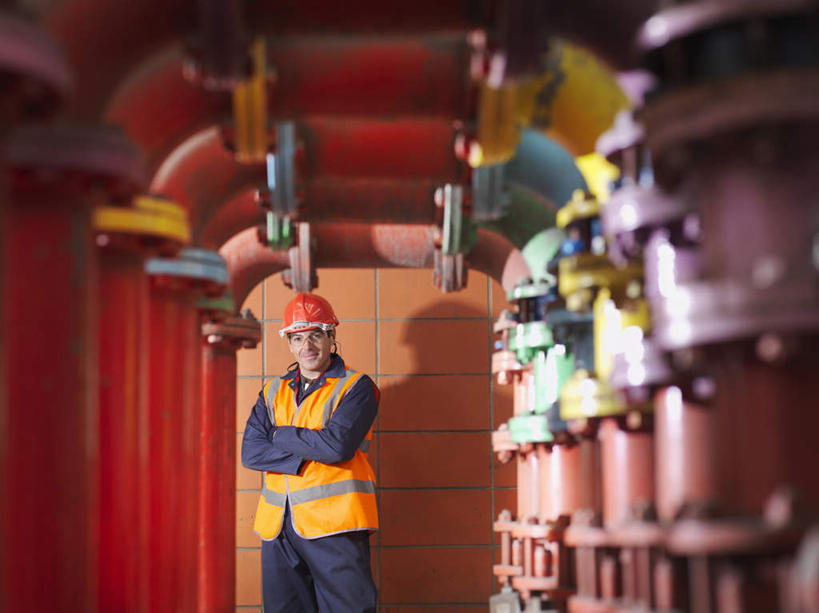 西方人,一个人,站,笑,双手交叉,微笑,横图,室内,白天,正面,工作服,制服,车间,技术,帽子,欧洲,欧洲人,仅一个男性,仅一个人,仅一个中年男性,环保,科学,头盔,注视,管道,安全帽,观察,看,站着,橙色,发电厂,发电站,能源,观看,回收,资源,核电站,核能,察看,双手抱胸,关注,能量,利用,低碳,循环,工作制服,持续,核电厂,男人,男性,中年男性,白种人,站立,半身,彩图,工作套服,安全服,反光背心,反光服,反光衣,质检员