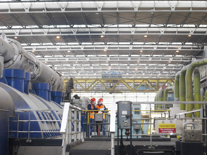 西方人,两个人,伙伴,朋友,站,说,横图,室内,白天,正面,工作服,制服,讨论,友谊,合作,团队,车间,技术,帽子,欧洲,欧洲人,握,环保,科学,头盔,拿,拿着,注视,管道,安全帽,观察,看,站着,橙色,发电厂,发电站,战略,握着,能源,观看,回收,资源,核电站,核能,察看,关注,能量,利用,低碳,循环,联合,合谋,工作制服,持续,核电厂,交流,配合,协作,男人,男性,中年男性,白种人,沟通,讲话,交谈,商讨,说话,谈话,站立,彩图,全身,工作套服,安全服,反光背心,反光服,反光衣,质检员