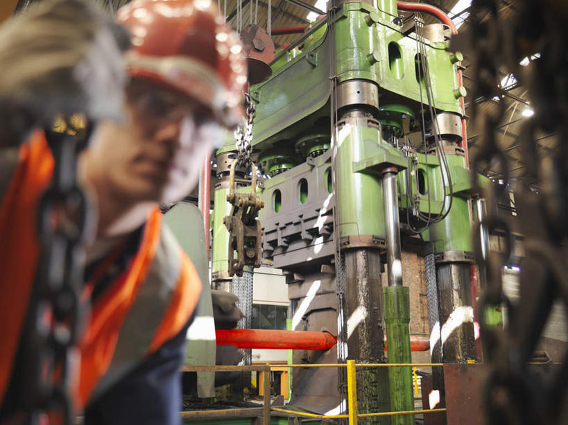 西方人,一个人,机修工,工厂,站,横图,室内,白天,仰视,工作服,制服,车间,机器,帽子,欧洲,欧洲人,仅一个男性,仅一个人,握,朦胧,模糊,工作,头盔,注视,工人,仅一个年轻男性,安全帽,手套,观察,看,站着,机械,橙色,握着,观看,铁环,锁链,链条,察看,束缚,关注,限制,车床,钢铁厂,防护手套,约束,工作制服,男人,男性,年轻男性,白种人,机械师,机修工人,站立,半身,彩图,低角度拍摄,工作套服,制造厂,安全服,反光背心,反光服,反光衣