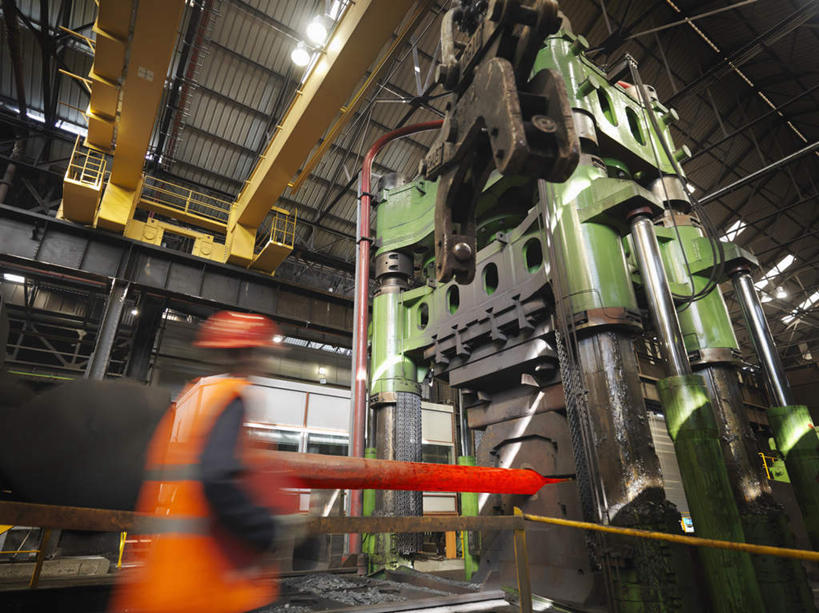 西方人,一个人,机修工,工厂,站,横图,室内,白天,仰视,工作服,制服,车间,机器,帽子,欧洲,欧洲人,仅一个男性,仅一个人,握,朦胧,模糊,钢铁,头盔,注视,工人,仅一个年轻男性,安全帽,观察,看,站着,机械,橙色,握着,观看,制造,察看,关注,车床,钢铁厂,工作制服,男人,男性,年轻男性,白种人,机械师,机修工人,站立,半身,彩图,低角度拍摄,工作套服,制造厂,安全服,反光背心,反光服,反光衣