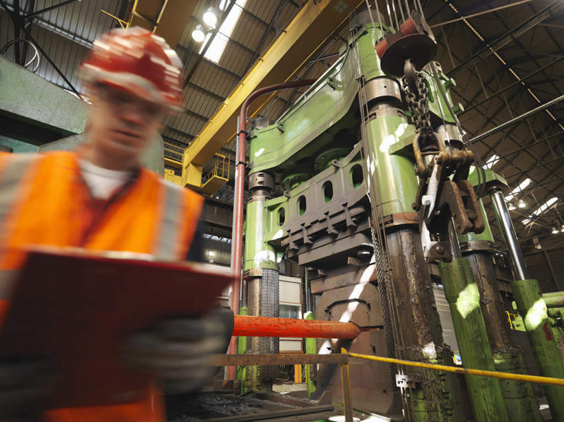 西方人,一个人,机修工,工厂,站,横图,室内,白天,仰视,工作服,制服,车间,机器,帽子,欧洲,欧洲人,仅一个男性,仅一个人,握,朦胧,模糊,工作,头盔,拿,拿着,注视,工人,仅一个年轻男性,安全帽,手套,观察,看,站着,机械,橙色,握着,观看,察看,关注,记录板,记事板,车床,钢铁厂,防护手套,工作制服,男人,男性,年轻男性,白种人,机械师,机修工人,站立,半身,彩图,低角度拍摄,工作套服,制造厂,安全服,反光背心,反光服,反光衣