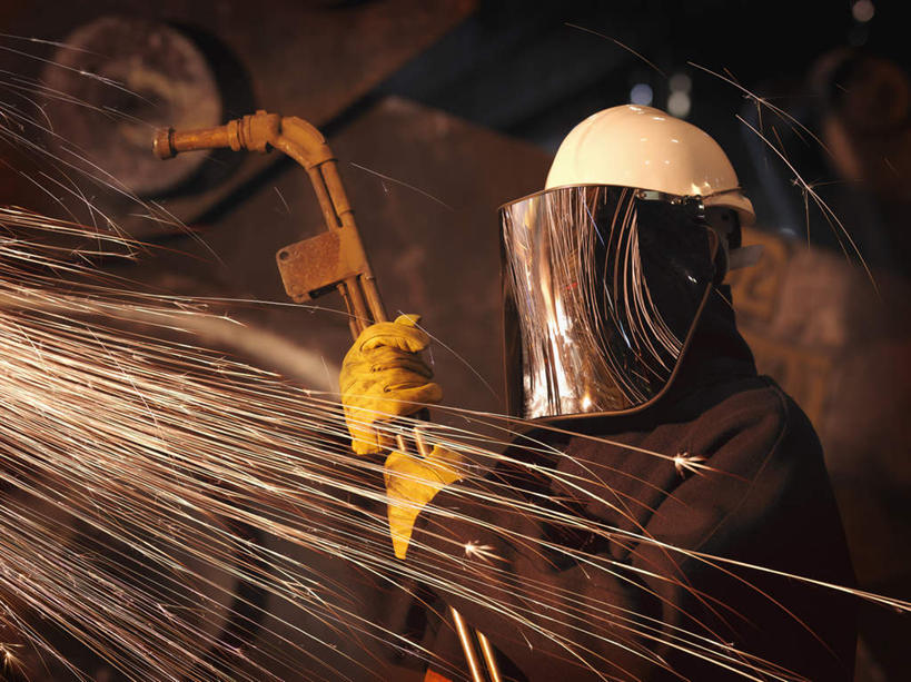 西方人,一个人,机修工,工厂,站,横图,室内,白天,正面,车间,机器,帽子,欧洲,欧洲人,仅一个男性,仅一个人,连接,握,组合,面具,头盔,拿,拿着,注视,工人,仅一个年轻男性,安全帽,手套,观察,看,站着,机械,握着,观看,电焊,焊接,察看,紧固,关注,拼接,拼凑,焊枪,车床,钢铁厂,拼合,凑集,聚合,撮合,牢固,防护手套,电弧焊,男人,男性,年轻男性,白种人,机械师,机修工人,站立,半身,彩图,制造厂