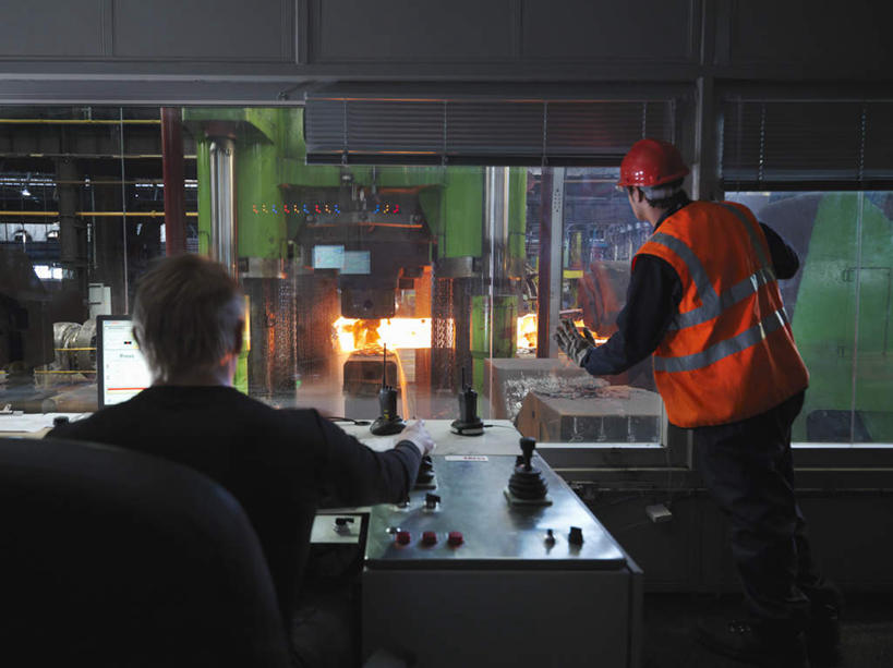 西方人,两个人,伙伴,朋友,机修工,工厂,站,坐,横图,室内,白天,工作服,制服,友谊,合作,团队,车间,机器,帽子,欧洲,欧洲人,工作,头盔,注视,工人,背面,安全帽,观察,看,站着,机械,橙色,战略,观看,手柄,制造,控制,察看,关注,控制台,车床,钢铁厂,联合,合谋,工作制服,配合,协作,男人,男性,年轻男性,白种人,机械师,机修工人,站立,坐着,半身,彩图,工作套服,制造厂,安全服,反光背心,反光服,反光衣