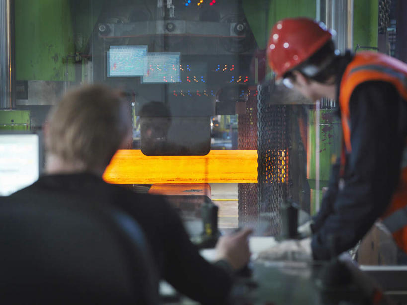 西方人,两个人,伙伴,朋友,机修工,工厂,站,坐,横图,室内,白天,工作服,制服,友谊,合作,团队,车间,机器,电脑,显示器,鼠标,键盘,帽子,欧洲,欧洲人,工作,网络,头盔,注视,输入设备,通讯设备,工人,背面,安全帽,观察,看,站着,机械,橙色,台式电脑,战略,观看,手柄,制造,控制,察看,关注,通信设备,控制台,输出设备,车床,钢铁厂,联合,合谋,工作制服,配合,协作,男人,男性,年轻男性,白种人,机械师,机修工人,站立,坐着,半身,彩图,工作套服,制造厂,安全服,反光背心,反光服,反光衣