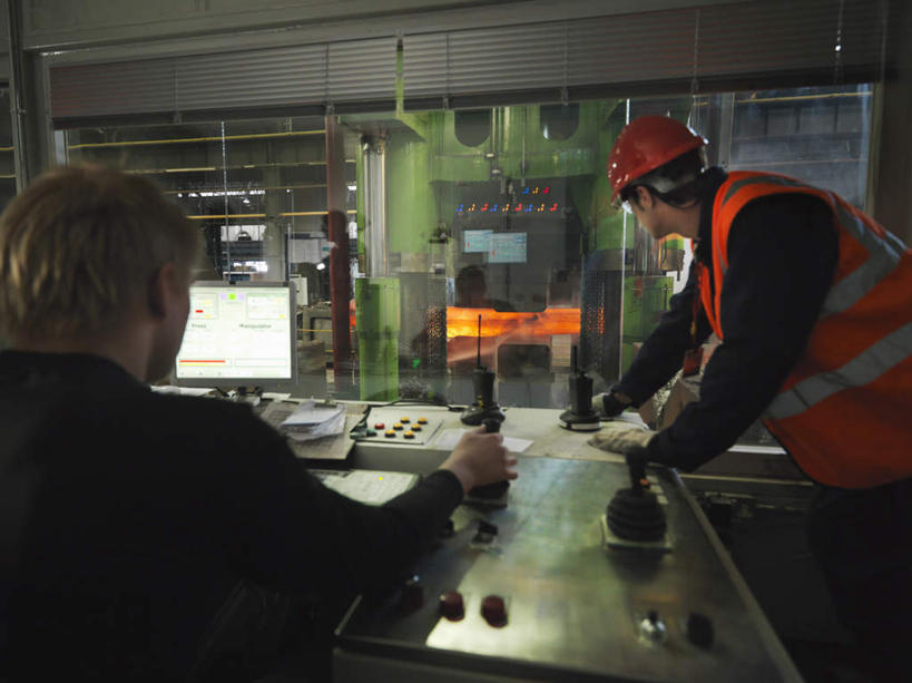 西方人,两个人,伙伴,朋友,机修工,工厂,站,坐,横图,室内,白天,工作服,制服,友谊,合作,团队,车间,机器,电脑,显示器,鼠标,键盘,帽子,欧洲,欧洲人,工作,网络,头盔,注视,输入设备,通讯设备,工人,背面,安全帽,观察,看,站着,机械,橙色,台式电脑,战略,观看,手柄,制造,控制,察看,关注,通信设备,控制台,输出设备,车床,钢铁厂,联合,合谋,工作制服,配合,协作,男人,男性,年轻男性,白种人,机械师,机修工人,站立,坐着,半身,彩图,工作套服,制造厂,安全服,反光背心,反光服,反光衣