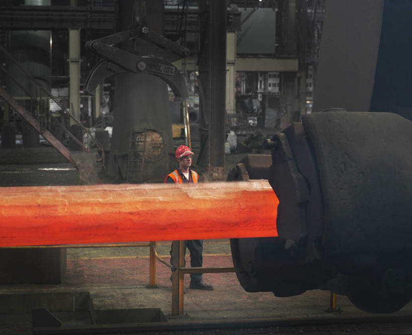 西方人,一个人,机修工,工厂,站,横图,室内,白天,正面,工作服,制服,车间,机器,帽子,欧洲,欧洲人,仅一个男性,仅一个人,一块,钢铁,头盔,注视,工人,仅一个年轻男性,红色,安全帽,观察,看,站着,机械,橙色,观看,制造,察看,关注,车床,钢铁厂,工作制服,男人,男性,年轻男性,白种人,机械师,机修工人,站立,彩图,全身,工作套服,制造厂,安全服,反光背心,反光服,反光衣