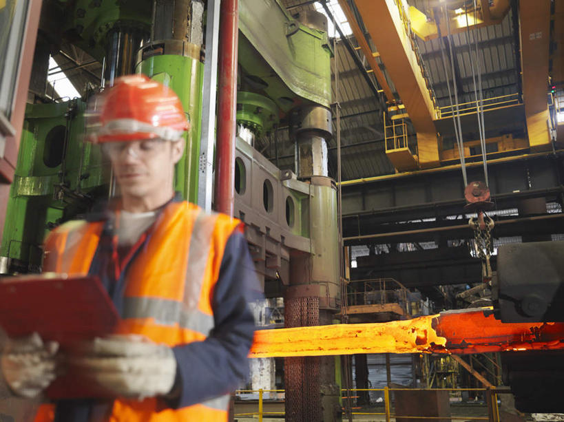 西方人,一个人,工厂,栏杆,站,横图,室内,白天,仰视,工作服,制服,车间,机器,帽子,欧洲,欧洲人,仅一个男性,仅一个人,握,朦胧,模糊,头盔,围栏,拿,拿着,注视,护栏,仅一个年轻男性,安全帽,观察,看,站着,机械,橙色,握着,观看,察看,关注,记录板,记事板,车床,钢铁厂,工作制服,男人,男性,年轻男性,白种人,站立,半身,彩图,低角度拍摄,工作套服,制造厂,安全服,反光背心,反光服,反光衣,质检员