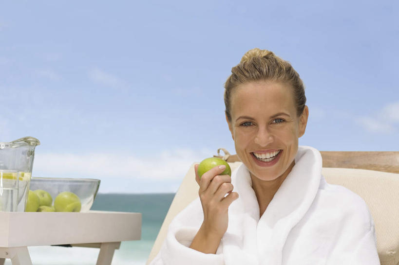 西方人,一个人,坐,笑,吃,微笑,露齿笑,横图,室外,白天,正面,浴袍,海浪,海洋,沙滩,餐桌,桌子,苹果,水果,椅子,玻璃,欧洲,欧洲人,仅一个女性,仅一个人,握,新鲜,沙子,躺椅,海岸,浪花,水平线,云,云朵,辽阔,生食,食品,果实,海平线,沙地,拿,云彩,拿着,注视,玻璃制品,食物,蓝色,白云,蓝天,天空,海水,容器,碗,天,青苹果,观察,看,仅一个中年女性,广阔,握着,有机食品,绿色食品,晴朗,餐台,观看,储藏,一望无际,沙滩椅,察看,储存,关注,海景,无边无际,一马平川,女人,女性,中年女性,白种人,大海,风浪,海,海水的波动,海滩,近岸浪,涌浪,晴空,嚼,食,坐着,半身,彩图,汤帷子,浴衣,水天相接,水天一线,贮存