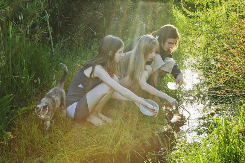 西方人,三个人,伙伴,朋友,蹲,横图,俯视,室外,白天,爱情,友谊,草地,草坪,河流,水,植物,宠物,猫,野生动物,欧洲,欧洲人,握,阴影,服装,朦胧,模糊,光线,影子,塑料,河水,水流,浪漫,拿,拿着,注视,休闲装,光脚,草,树,树木,一只,衣服,绿色,小溪,阳光,自然,动物,容器,塑料制品,碗,溪水,低头,观察,看,休闲,温暖,温馨,赤脚,休闲服,恩爱,可爱,握着,恋人,服饰,活泼,生长,幼崽,成长,观看,储藏,和睦,察看,储存,关注,猫咪,蝌蚪,垂头,幼体,友情,男人,男性,年轻男性,年轻女性,女人,女性,白种人,情侣,蹲着,彩图,高角度拍摄,全身,伴侣,融洽,贮存