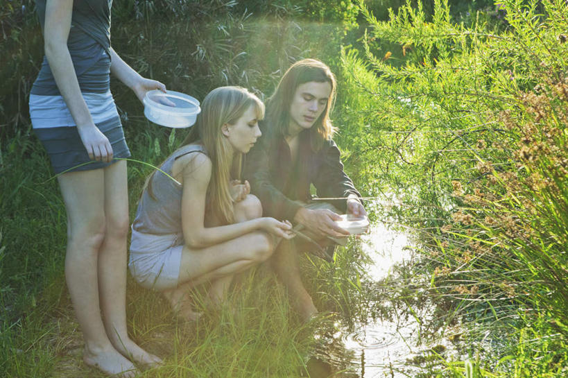 西方人,三个人,伙伴,朋友,站,蹲,横图,俯视,室外,白天,爱情,友谊,草地,草坪,河流,水,植物,野生动物,欧洲,欧洲人,握,阴影,服装,朦胧,模糊,光线,影子,塑料,河水,水流,浪漫,拿,拿着,注视,休闲装,光脚,草,树,树木,衣服,绿色,小溪,阳光,自然,动物,容器,塑料制品,碗,溪水,观察,看,站着,休闲,温暖,温馨,赤脚,休闲服,恩爱,可爱,握着,恋人,服饰,活泼,生长,幼崽,成长,观看,储藏,和睦,察看,储存,关注,蝌蚪,幼体,友情,男人,男性,年轻男性,年轻女性,女人,女性,白种人,情侣,蹲着,站立,半身,彩图,高角度拍摄,伴侣,融洽,贮存